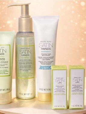 Mary Kay Satin Hands & Lips Set in White and Light Green